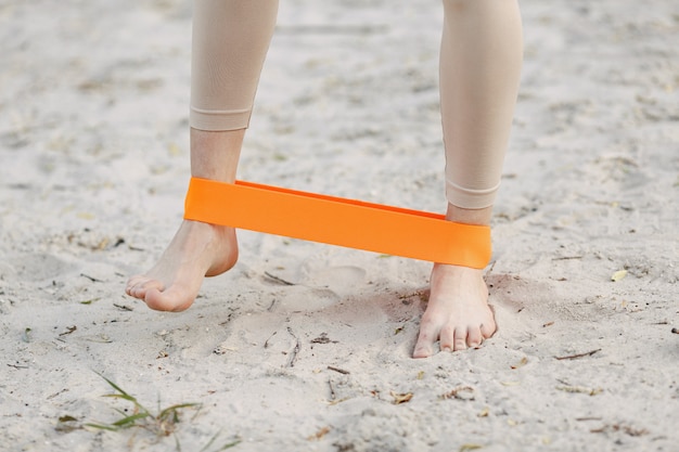 Bezpłatne zdjęcie kobieta ćwiczy zaawansowaną jogę na plaży