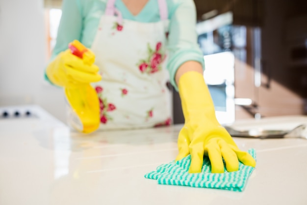 Bezpłatne zdjęcie kobieta czyszczenia blatu kuchennego