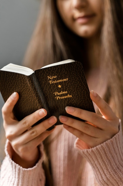 Kobieta czytająca z Biblii