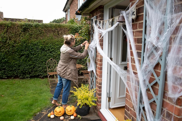 Kobieta dekoruje swój dom na Halloween