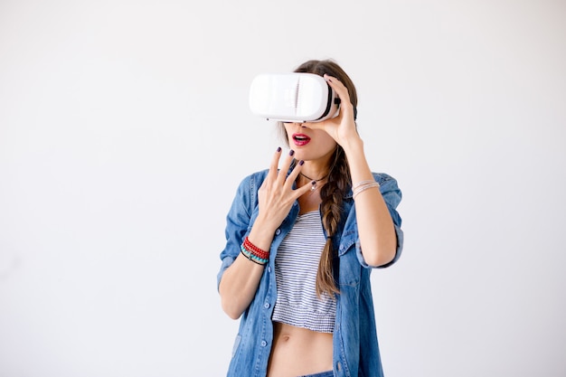 kobieta doświadczająca technologii VR