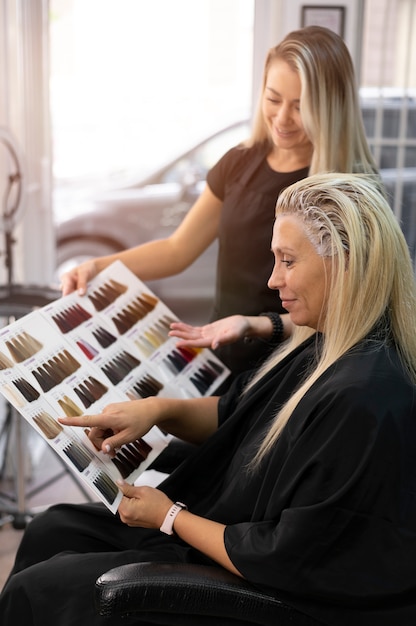 Bezpłatne zdjęcie kobieta farbująca włosy w salonie kosmetycznym
