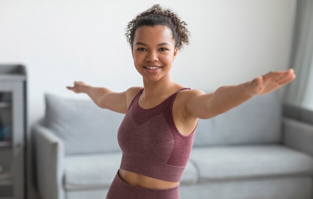 Bezpłatne zdjęcie kobieta fitness robi joga w domu