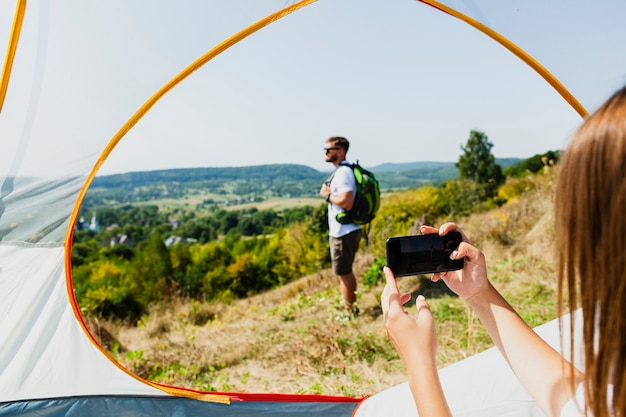 Kobieta Fotografuje Swojego Chłopaka