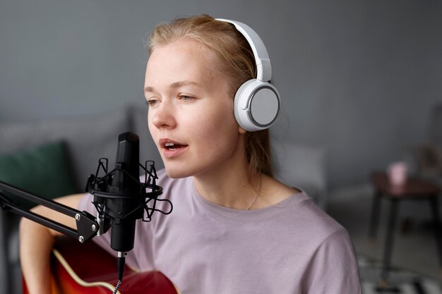 Kobieta gra na gitarze i śpiewa