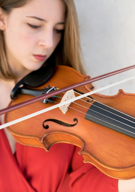 Bezpłatne zdjęcie kobieta gra na skrzypcach