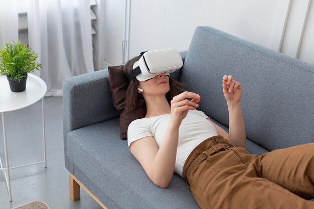 Kobieta grająca w grę wideo podczas korzystania z okularów VR