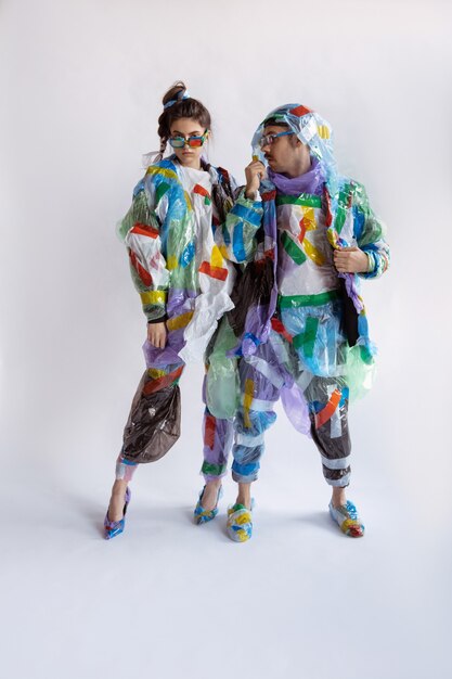 Kobieta i mężczyzna uzależniony od sprzedaży i ubrań na sobie koncepcję recyklingu tworzyw sztucznych