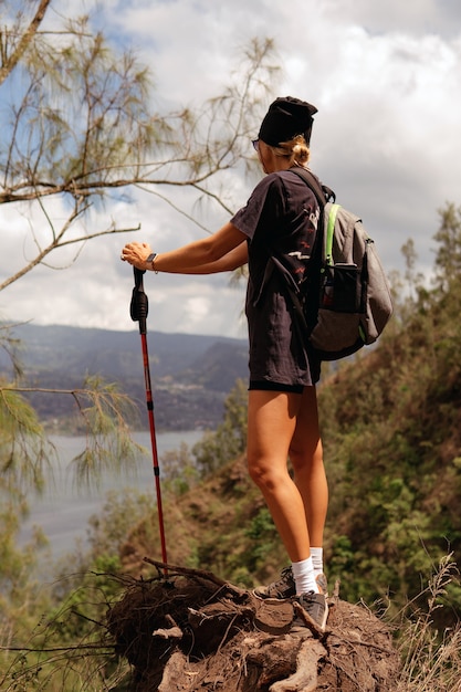 Kobieta idzie na trekking. Bali