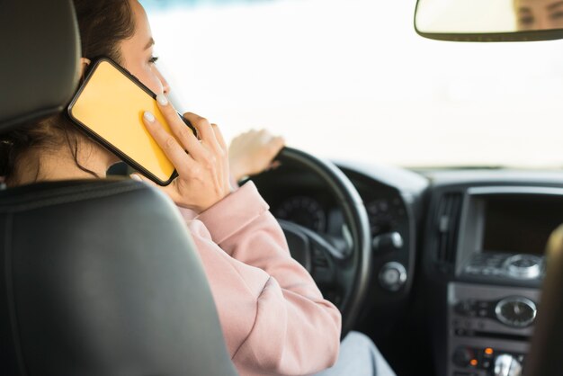 Kobieta jazdy i rozmawia przez telefon