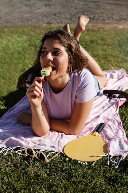 Kobieta jedząca lody pod wysokim kątem