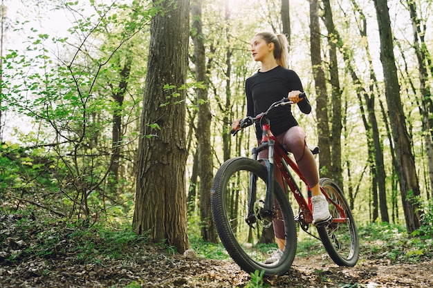 Kobieta jedzie rower górskiego w lesie