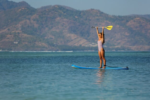 Kobieta jedzie sup. . Bali. Indonezja