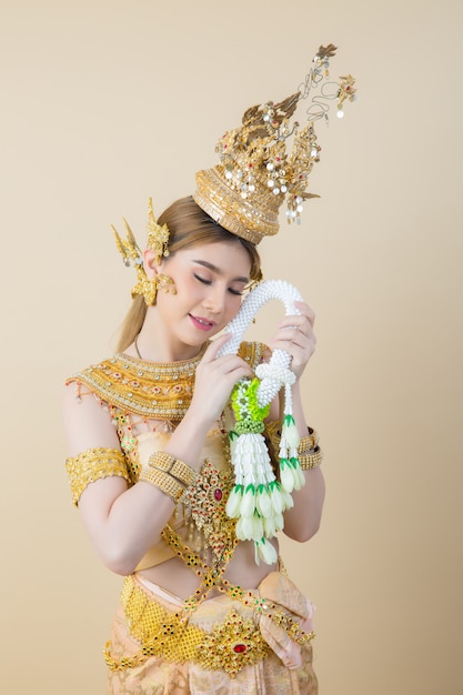Bezpłatne zdjęcie kobieta jest ubranym typową tajlandzką suknię