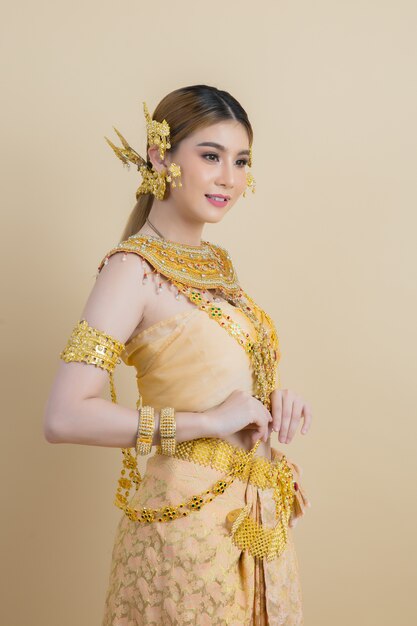 Kobieta jest ubranym typową tajlandzką suknię