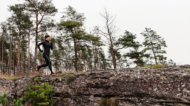 Kobieta jogger działa w świetle dziennym długie ujęcie