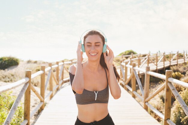 Kobieta jogging ze słuchawkami