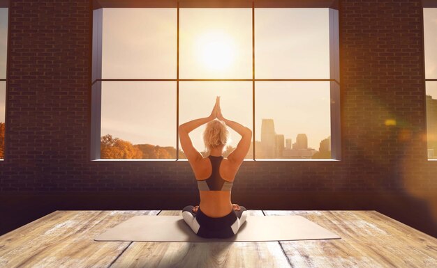 Kobieta jogi Młoda kobieta robi jogę rano