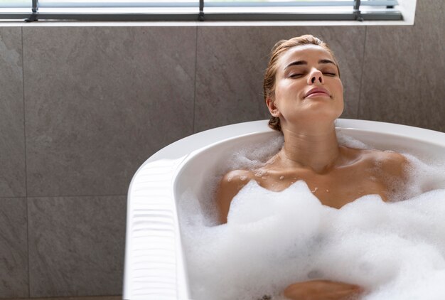 Kobieta korzystająca z relaksującej kąpieli z bąbelkami