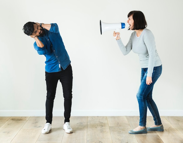 Bezpłatne zdjęcie kobieta krzycząca do mężczyzny przez megafon