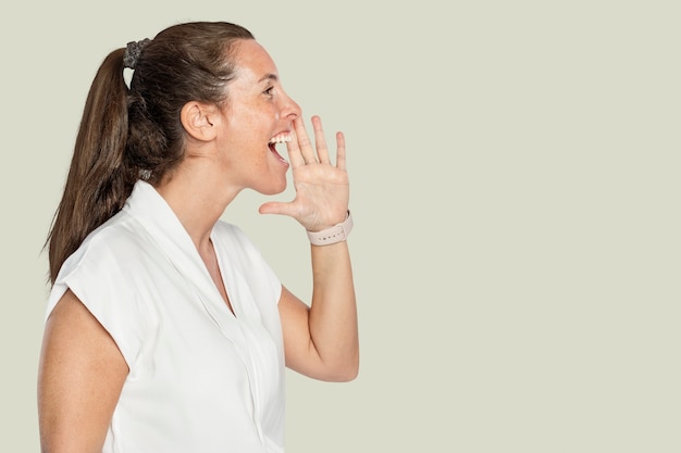 Bezpłatne zdjęcie kobieta krzycząca o ogłoszenie