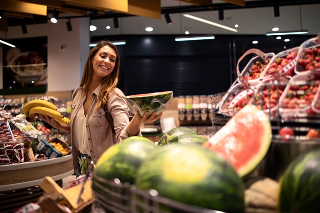Kobieta kupuje jedzenie w supermarkecie
