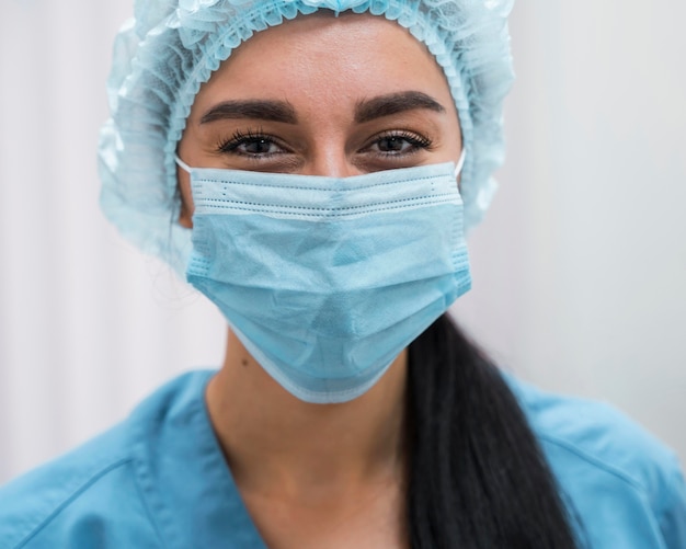 Kobieta lekarz noszenie maski medycznej