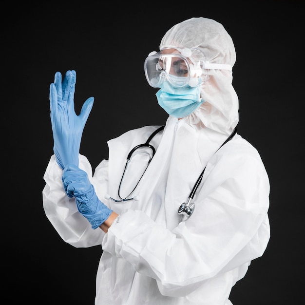 Kobieta lekarz noszenie sprzętu medycznego w przypadku pandemii