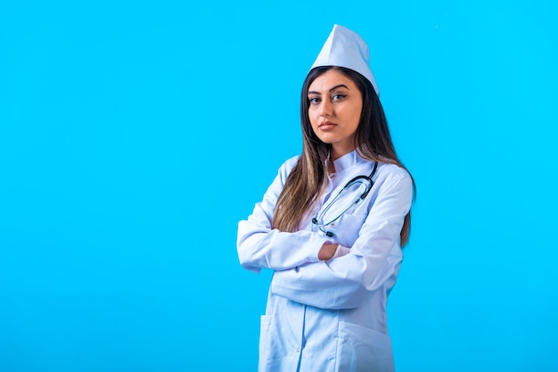 Kobieta lekarz pozuje jako profesjonalista z stetoskopem