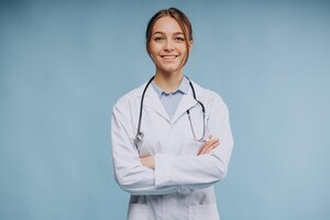 Kobieta lekarz ubrany w fartuch laboratoryjny ze stetoskopem na białym tle