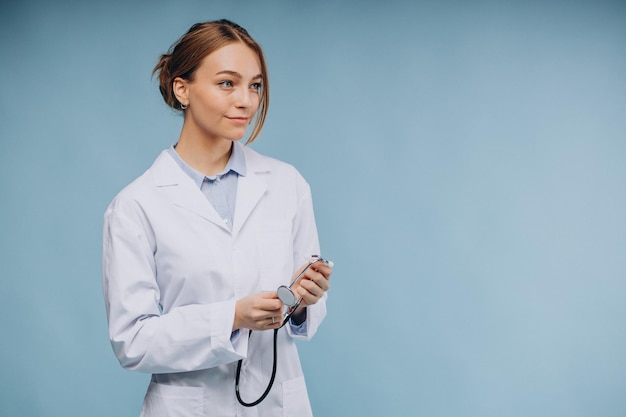Kobieta lekarz ubrany w fartuch laboratoryjny ze stetoskopem na białym tle