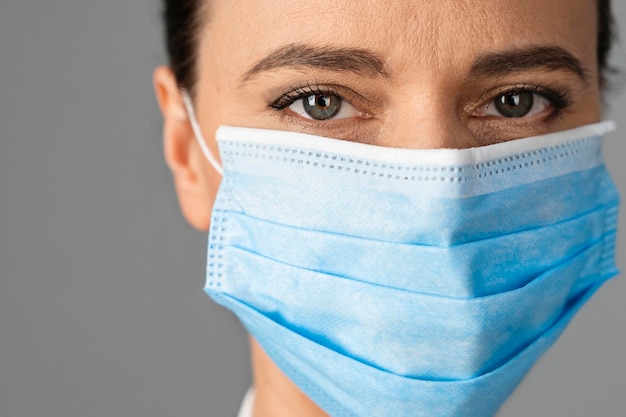 Kobieta lekarz w szpitalu noszenie maski