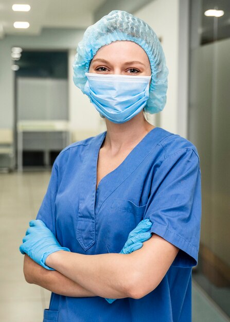 Kobieta lekarz w szpitalu z maską