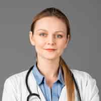 Bezpłatne zdjęcie kobieta lekarz w szpitalu ze stetoskopem