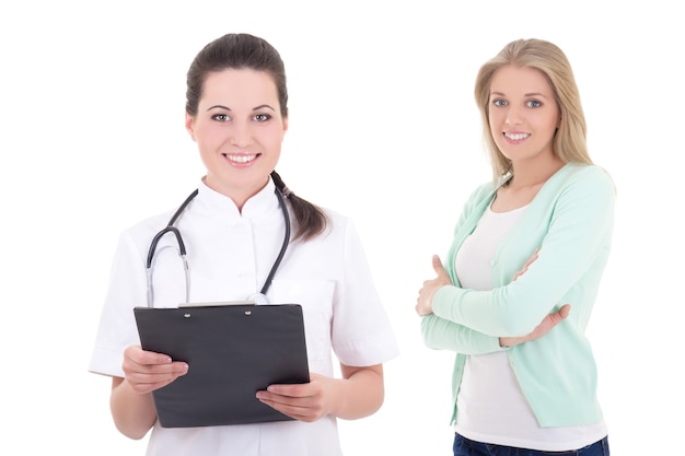Kobieta lekarz z folderem i pacjentem izolowanych na białym tle