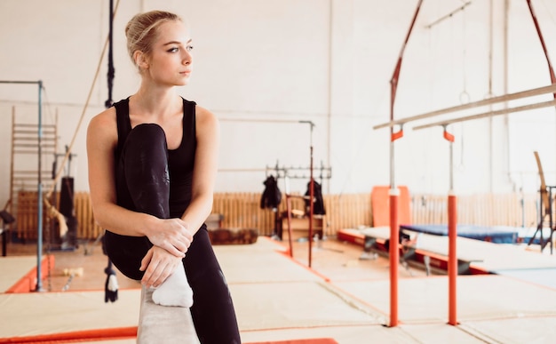Kobieta lekkoatletycznego relaks po treningu gimnastyki z miejsca na kopię