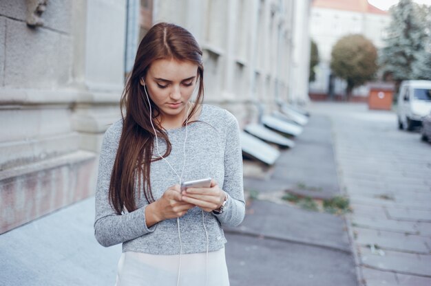 Bezpłatne zdjęcie kobieta letnim hipster telefon