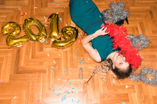 Bezpłatne zdjęcie kobieta leży na podłodze z napisem 2019