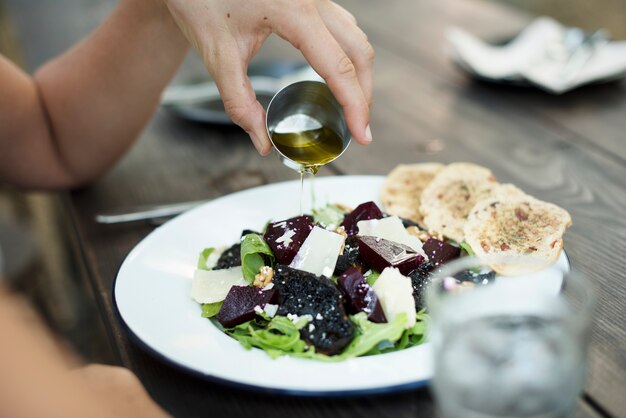 Kobieta ma sałatkowego posiłek przy restauracją