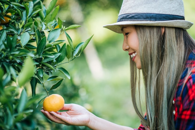 kobieta mająca plantację pomarańczy