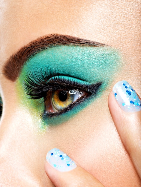 Bezpłatne zdjęcie kobieta makijaż oczu zielony żywy moda