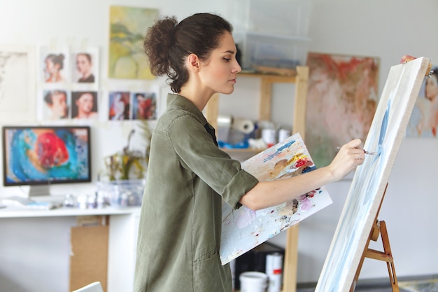Kobieta malarz w jej pracowni artystycznej