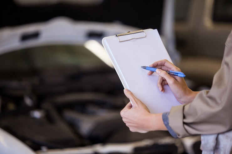 Bezpłatny plik Zdjęcie kobieta mechanik przygotowuje listę wyboru