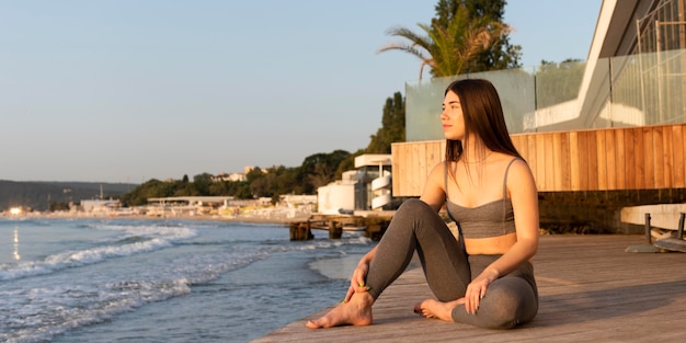 Kobieta, medytując na plaży