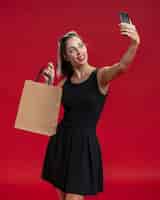 Bezpłatne zdjęcie kobieta moda przy selfie