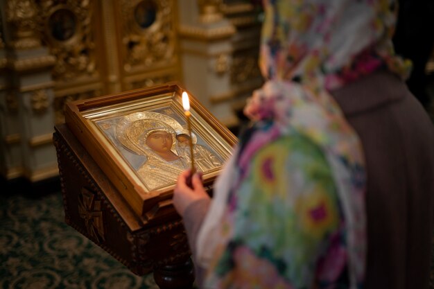 Kobieta modląca się w kościele o pielgrzymkę religijną