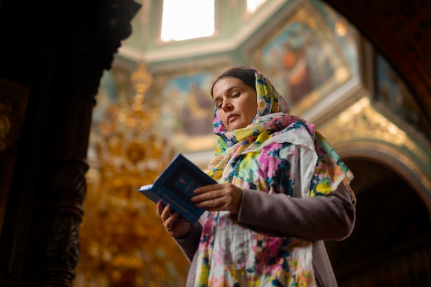 Bezpłatne zdjęcie kobieta modląca się w kościele o pielgrzymkę religijną