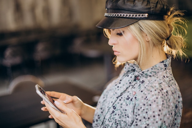 Bezpłatne zdjęcie kobieta mody w kawiarni rozmawia przez telefon