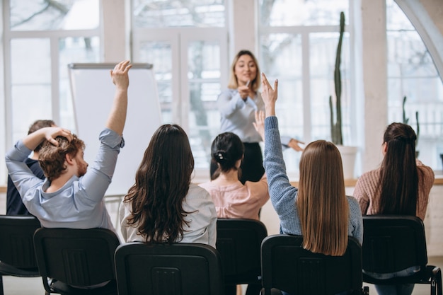 Kobieta mówca dając prezentację w hali w warsztatach uniwersyteckich. Sala widowiskowa lub konferencyjna