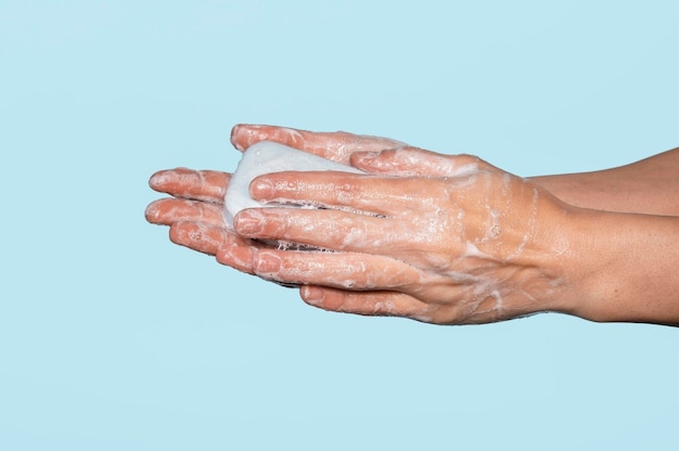 Kobieta mycie rąk na niebieskim tle